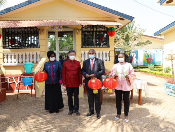 駐中非大使赴圖瓦德拉總統私邸向總統夫婦拜年