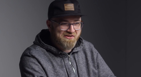 美國小夥斥巨資買中國老年手機，想證明質量不好，測試後連買10臺