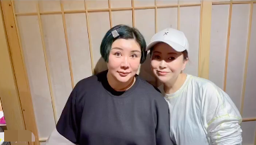 郭德綱妻子現身聚會，瘦出瓜子臉尖下巴明顯，戴鑽石手鐲難掩富貴