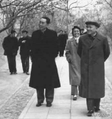 周總理與鄧小平同志 周總理與鄧小平同志