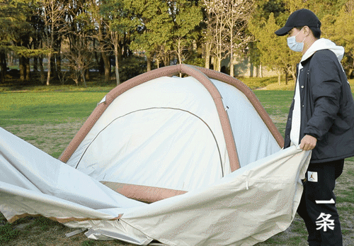 等下個晴天，咱們帶著這套自動充氣帳篷、床墊，去露營吧