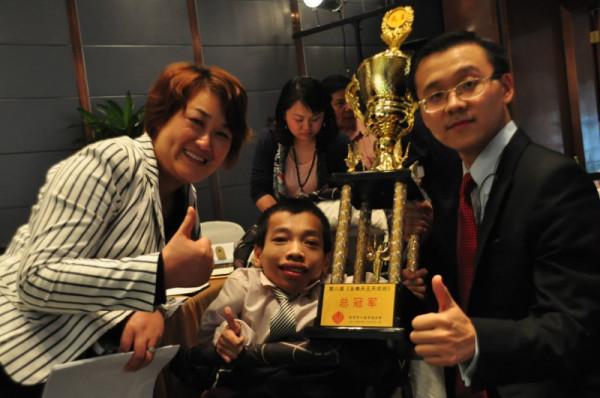 “輪椅總裁”李創利：身高不到1米，賺3億後娶1米7的女秘書為妻