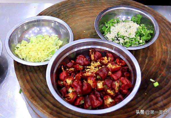 香辣雞塊怎麼做才好吃，原來選用辣椒有講究，廚師長詳細講解做法