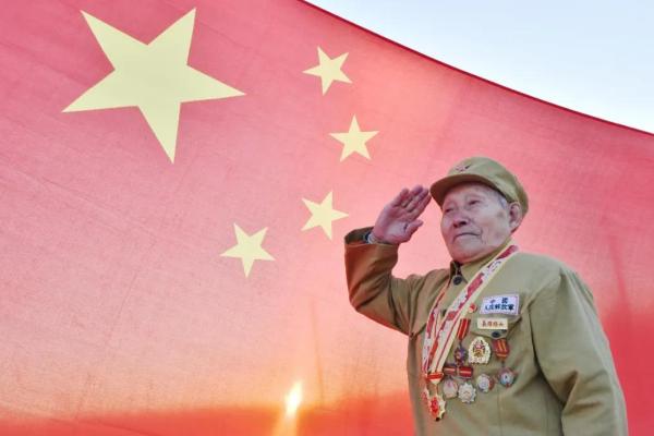 94歲供電公司老員工，登記資訊時，含淚拿出一張71年前的報功書