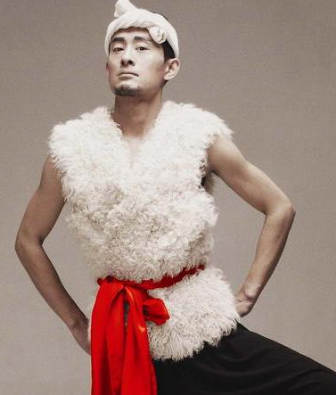 曾比鳳凰傳奇還火的阿寶，紅得快也糊得快，為什麼糊成這個地步？