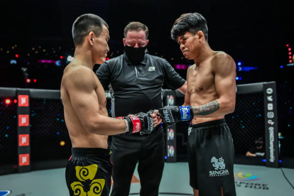 昨晚,“少林小子”比賽發生意外,復仇戰遭TKO 昨晚,“少林小子”比賽發生意外,復仇戰遭TKO