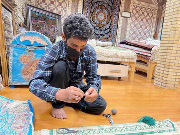 拜訪波斯地毯富商，很難想象普通地毯工的薪水，5年伊朗幣貶值8倍