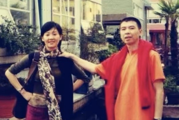 馮小剛前妻張娣：隱忍徐帆7年才離婚，單親帶女兒22年未曾改嫁