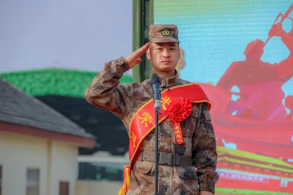 敬禮！第71集團軍組織退役士兵向軍旗告別儀式