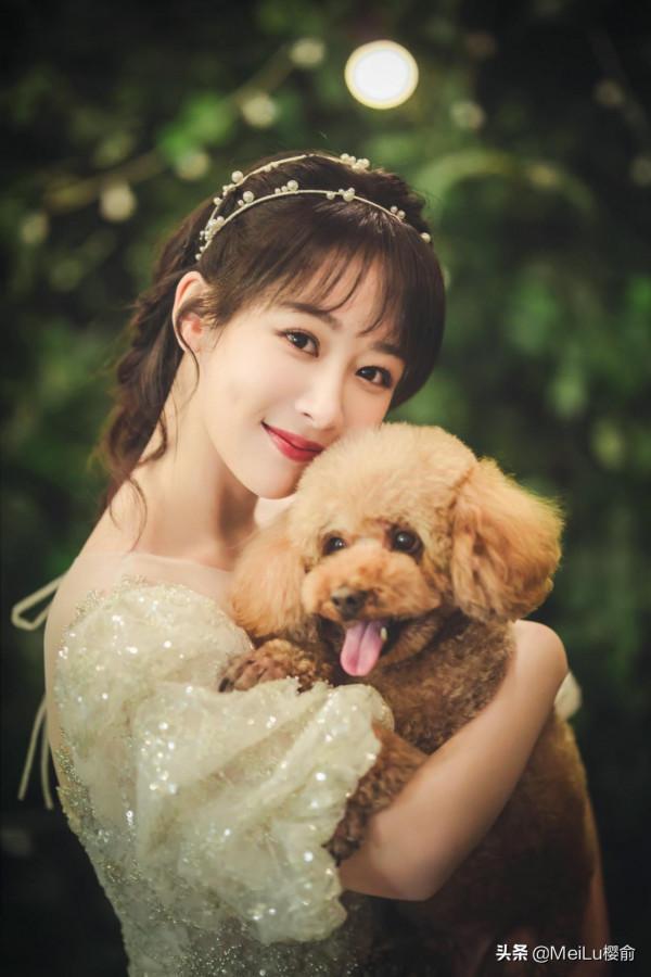 楊紫的打扮美不勝收，俏皮可愛，太有氣質了