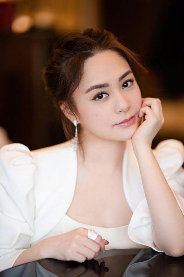 40歲的鐘欣潼狀態真不錯，一襲星河月亮公主裙，清純減齡