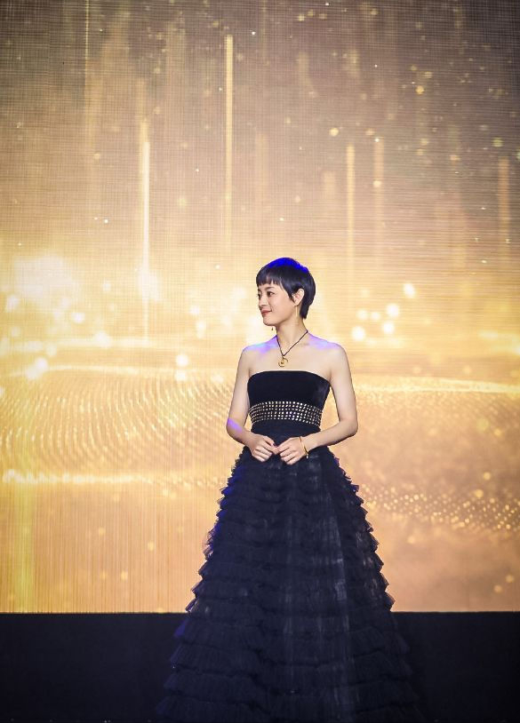 當孫儷穿一襲黑色羽毛裙,何止香肩撩人,更顯“甄嬛”霸氣 當孫儷穿一襲黑色羽毛裙,何止香肩撩人,更顯“甄嬛”霸氣