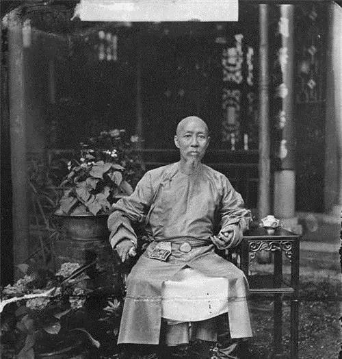 清朝官員的真實形象：百官上朝交頭接耳，和珅的長相堪比四大美男