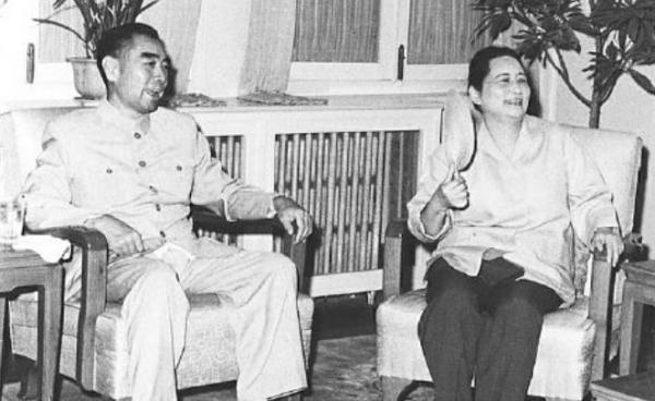 76年周恩來病逝後,宋慶齡獨自一人坐著流淚:國家少了一個好幫手 76年周恩來病逝後,宋慶齡獨自一人坐著流淚:國家少了一個好幫手