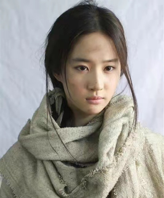 繼“綁架妝”“戴孝妝”之後，鞠婧禕的“難民妝”又讓我迷惑了