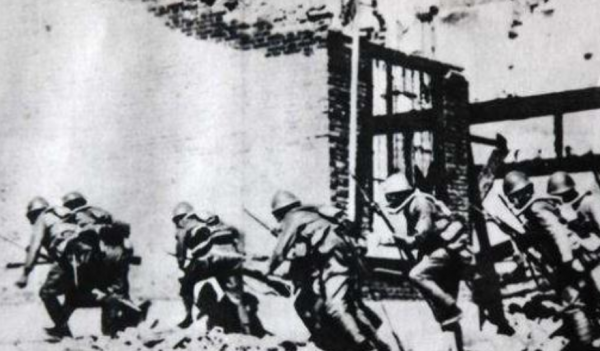 1944年“猛張飛”接到突圍命令，沉默一會後：不，我還有60發子彈