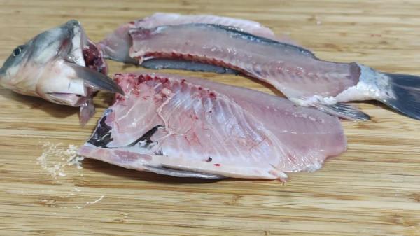 鯽魚去刺這麼簡單，154根骨刺根根去除，吃魚像吃豆腐一樣放心