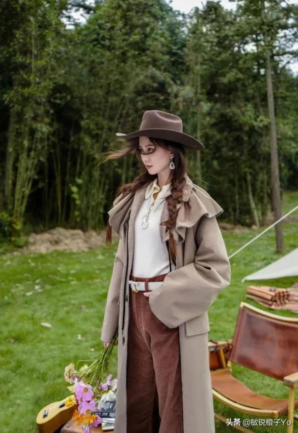 劉詩詩學生裝，配大衣高階時髦，又酷又帥氣