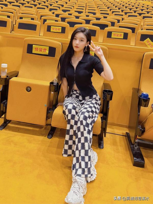 她是四川師範大學的校花,也是校園裡的超級學霸 她是四川師範大學的校花,也是校園裡的超級學霸