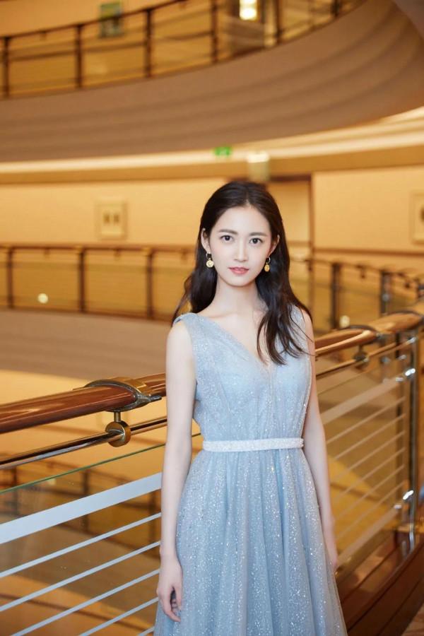 陳鈺琪裙裝簡約而不簡單，優雅又不失氣場，傾國又傾城