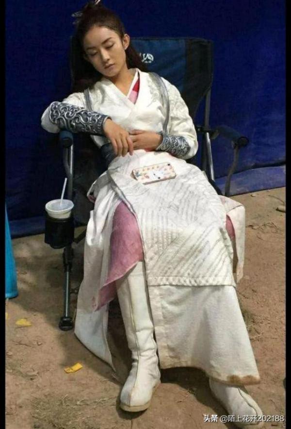 春晚舞臺上趙麗穎紅裙驚豔，出道16年她都做了什麼