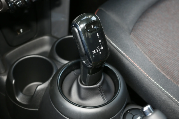 評測MINI，定位3門4座兩廂車，配1.5T渦輪引擎，燃油經濟性不錯