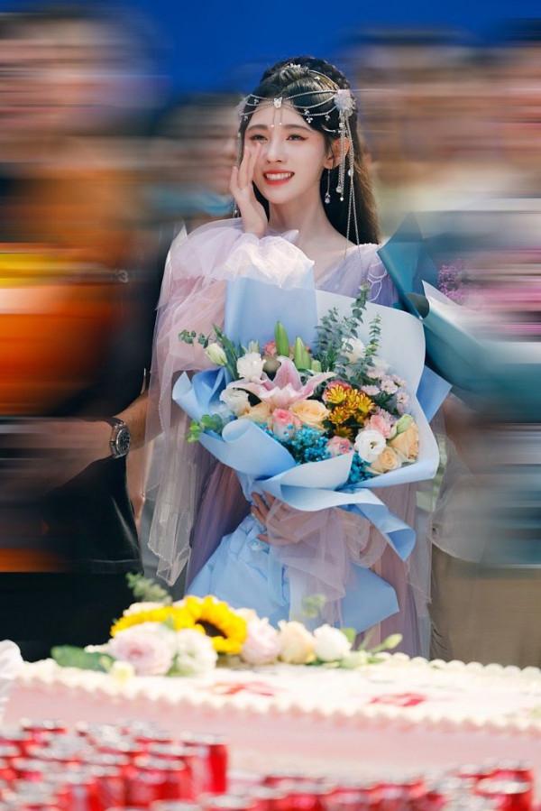 鞠婧禕新劇《花戎》殺青片場花絮曝光 穿古裝喝奶茶美美比贊