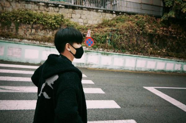 任嘉倫街頭隨拍，白色毛衣搭配黑色襯衣，清爽帥氣，滿滿男友風