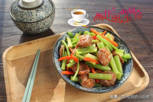 芹菜和它天生一對，簡單一炒就鮮香美味，開胃下飯香，上桌被搶光