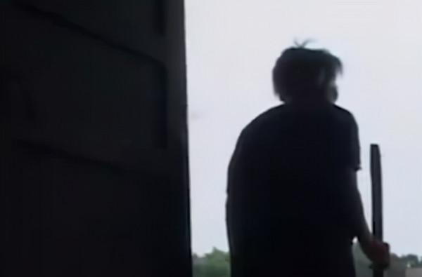 當年，八旬失明老婦在女兒家住豬圈，後又在深冬被女兒丟在野外