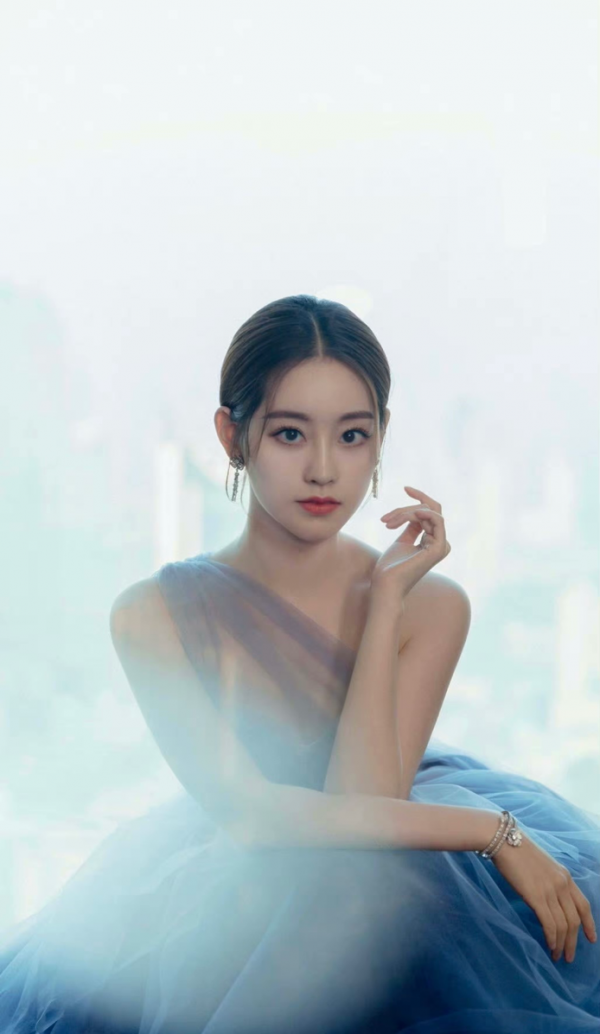 祝緒丹穿著藍色斜肩輕紗長裙,清新動人,仙女範兒十足 祝緒丹穿著藍色斜肩輕紗長裙,清新動人,仙女範兒十足