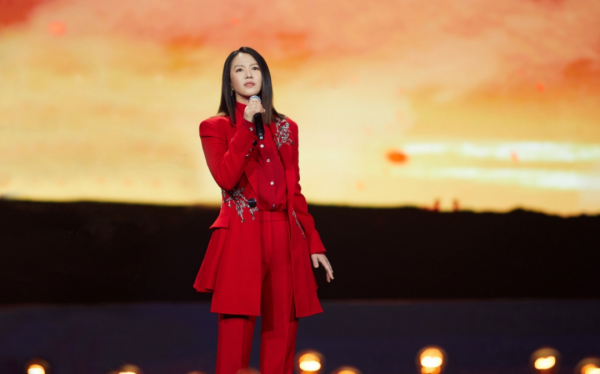 國慶晚會明星造型：劉嘉玲美豔開場，朱一龍寸頭獻唱，劉濤甜美