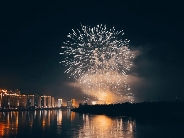 【網路中國節】月色嬋娟永靖夜 焰火耀天映新春