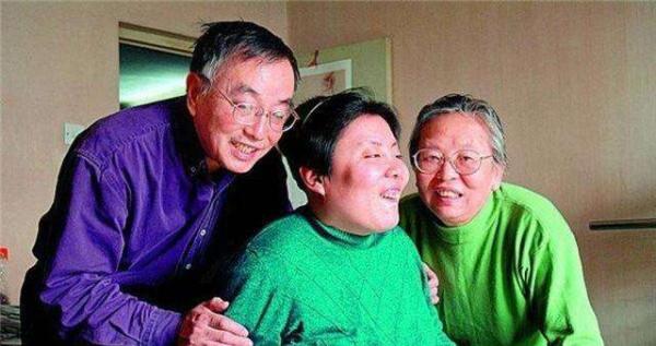 姐姐北大墜崖，妹妹清華被下毒，兇手國外逍遙，父母：死不瞑目