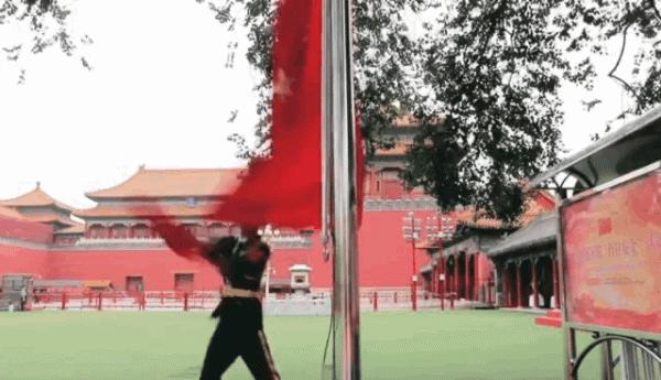 神十二著陸場升起五星紅旗的他,對天安門國旗班提了個問題 神十二著陸場升起五星紅旗的他,對天安門國旗班提了個問題