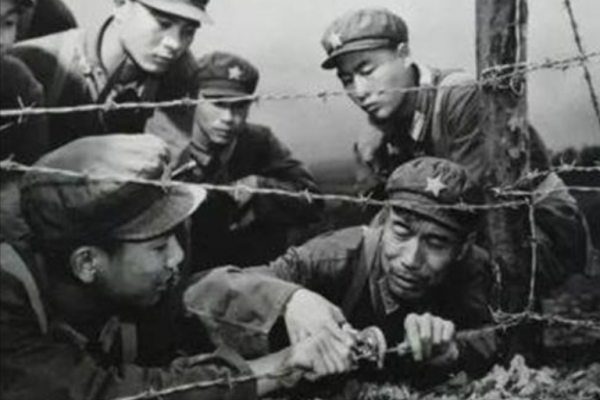 1958年，軍區首長視察遼寧，發現糧倉警衛竟是自己犧牲5年的戰友