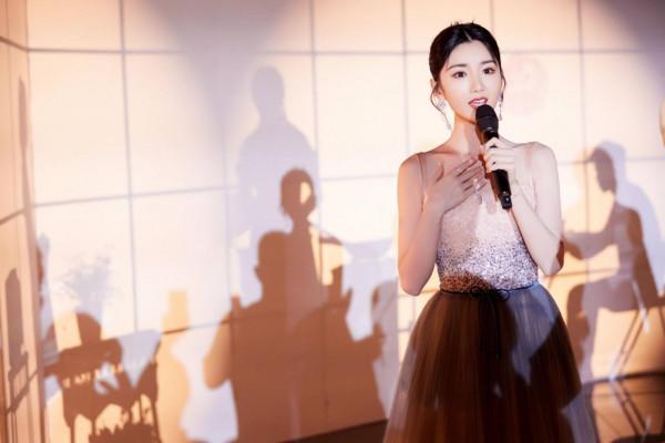 毛曉彤天生娃娃臉就是可愛，一襲亮片紗裙清新脫俗，美得不一般