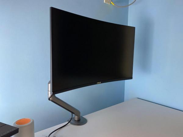 打造清爽的膝上型電腦桌面，只需用幾個小物件