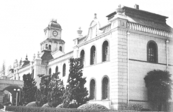 1934年，一女學生放棄明星夢，最終成了潛伏在蔣介石身邊的聽風者