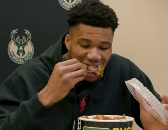 字母哥賽後邊吃炸雞邊接受採訪：我們打得很爛 非常糟糕