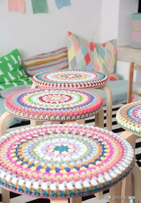 家裡的舊毛線，拿來鉤幾個圓形凳子，簡單好學，全家人都會喜歡