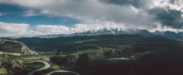 賣掉所有東西，兩夫妻帶著4歲的兒子，開卡車環遊世界。（1）