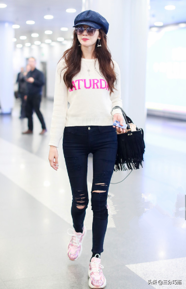 秋天穿褲子，別像林志玲這樣穿得這麼緊，勒出了摺痕還有點顯腿粗