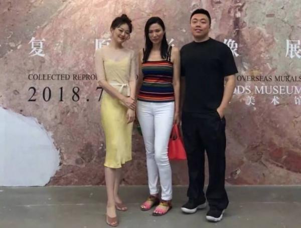 “京圈貴婦”晚晚：一個“大餅臉網紅”的“借夫上位”史