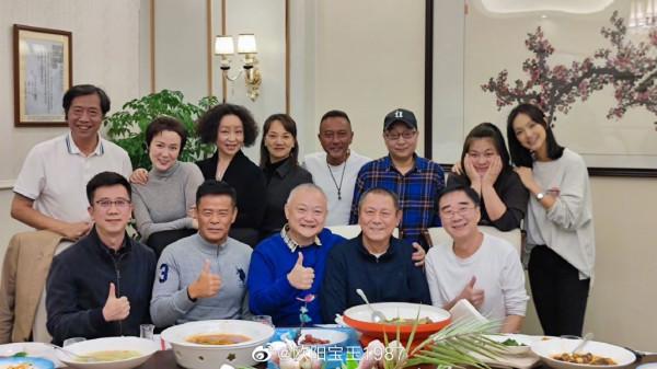 57歲歐陽奮強與老戲骨聚餐“花仙子”範豔罕見現身