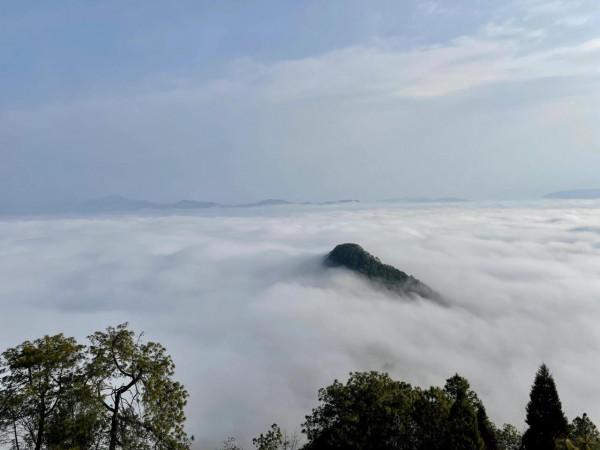 登雲峰山“追雪”