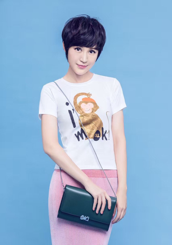 大背頭原來也適合女人，鮑蕾的髮型就挺顯高的，純白裙裝真美