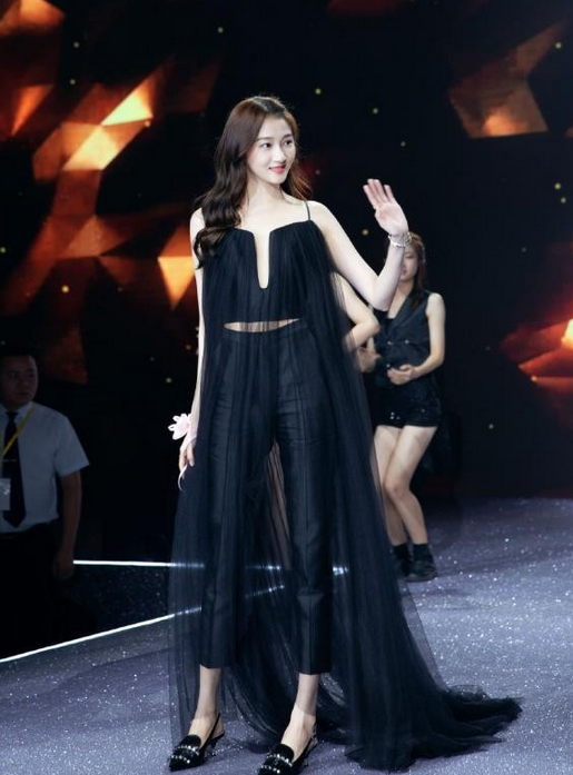 劉亦菲品味真不一般,薄紗裙內搭牛仔褲,不僅不醜反倒洋氣又個性 劉亦菲品味真不一般,薄紗裙內搭牛仔褲,不僅不醜反倒洋氣又個性