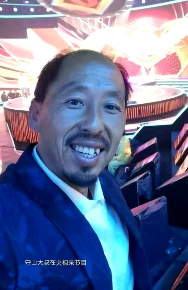 “守山大叔”於新偉：上帝踹了他的腦袋一腳，又親吻了他的嗓子