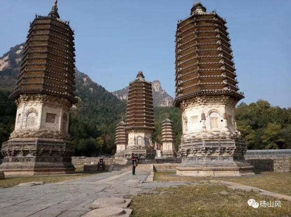 北京的秋---大山深處銀山塔林